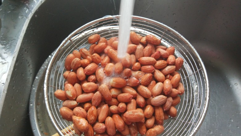 新文美食 油炒花生米,买回来的<a style='color:red;display:inline-block;' href='/shicai/ 4262'>花生米</a>经过每个人的手包出来的,最好炸制之前冲洗一下。不用泡水,直接冲洗干净。