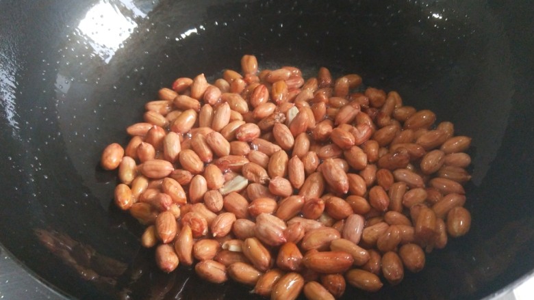 新文美食 油炒花生米,倒入花生米中火翻炒。