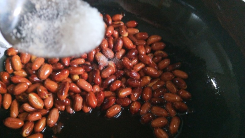 新文美食 油炒花生米,加入适量<a style='color:red;display:inline-block;' href='/shicai/ 717'>味精</a>。