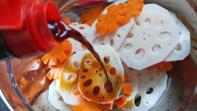 新文美食 莲花 莲藕,加入适量醋。