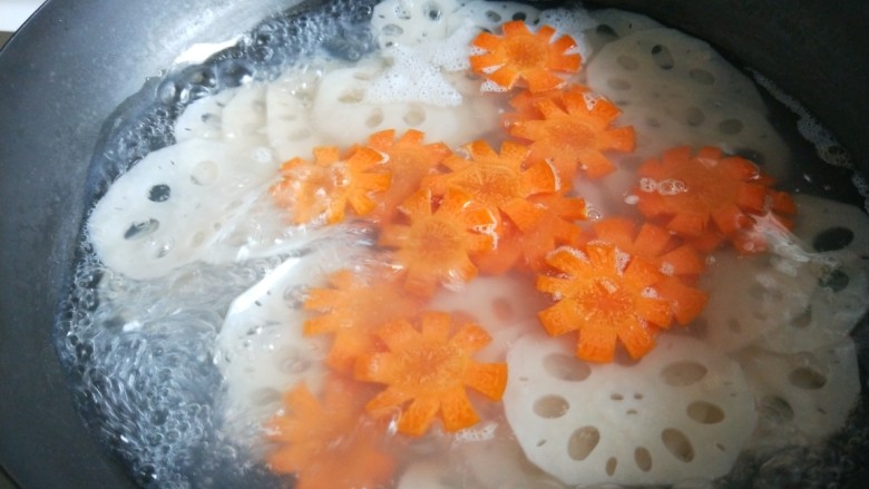 新文美食 莲花 莲藕,在倒入胡萝卜花,不要等开锅就可以捞出来。