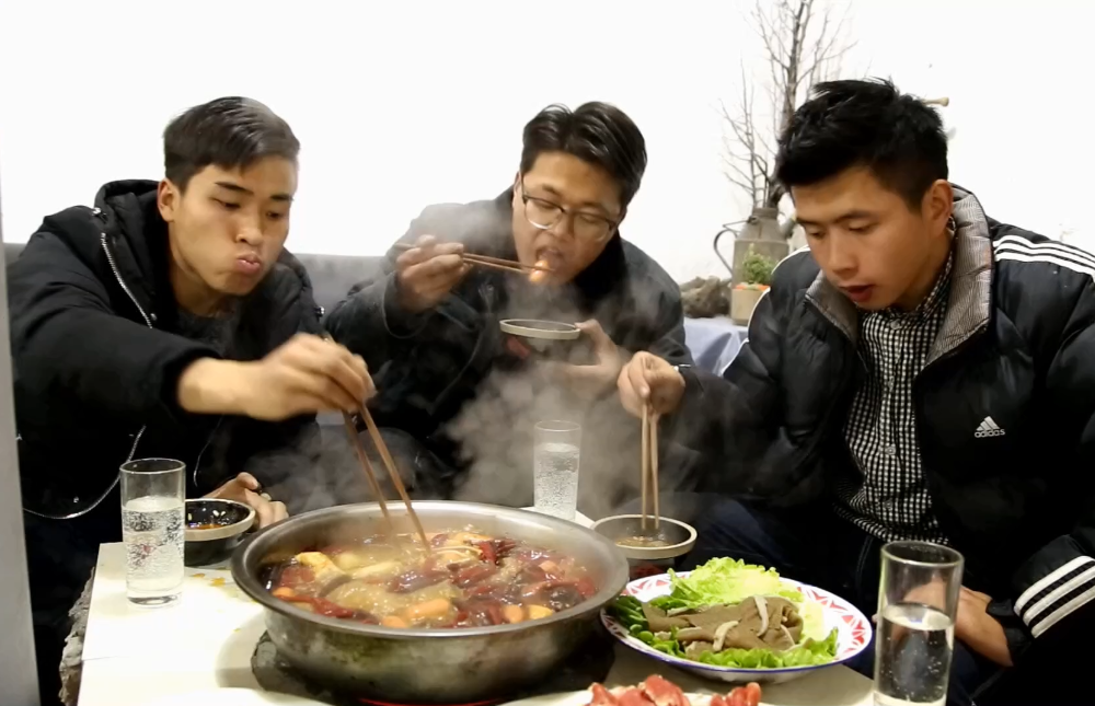修个炉子煮火锅，三个基佬乐呵呵