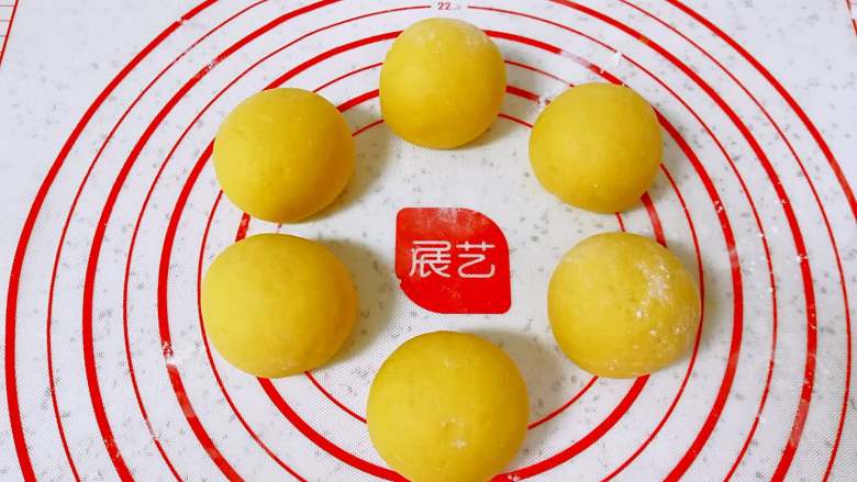 南瓜馒头,揉光滚圆,收口朝下。