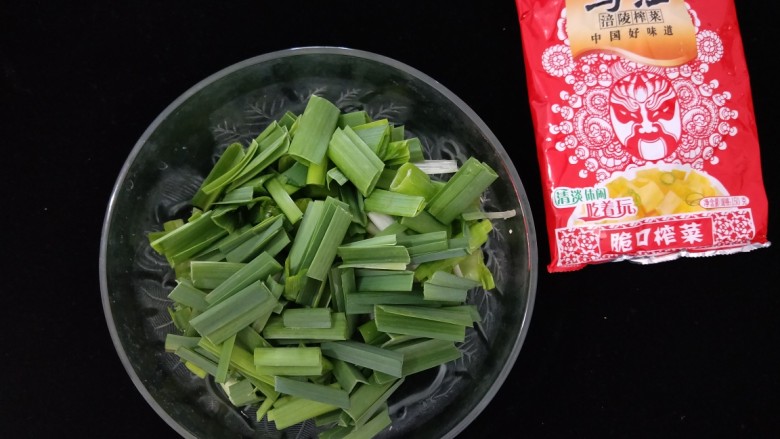 蒜苗榨菜炒猪肚,<a style='color:red;display:inline-block;' href='/shicai/ 3349'>蒜苗</a>洗干净拍一下,再切成小段。
