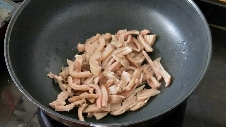 蒜苗榨菜炒猪肚,热锅凉油下猪肚条,再加入少许<a style='color:red;display:inline-block;' href='/shicai/ 718'>料酒</a>,翻炒片刻。