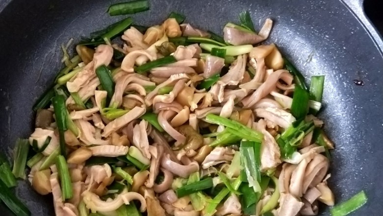 蒜苗榨菜炒猪肚,翻炒至断生即可出锅。(榨菜本身带咸味,所以不用放太多盐)