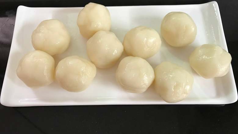 冰皮月饼,用的是50克的月饼模,所以把面团分成25克一个的剂子。