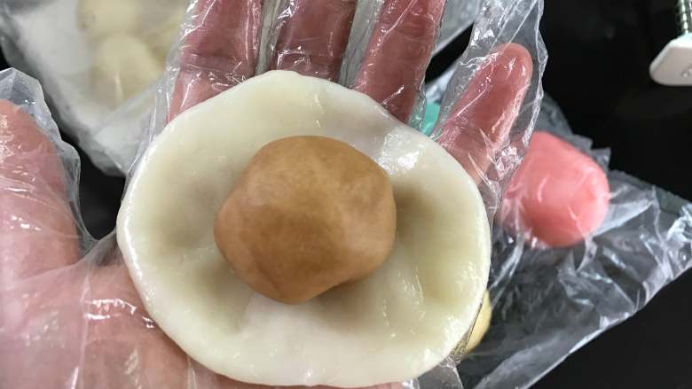 冰皮月饼,取一个冰皮按扁,放入白豆沙馅儿。