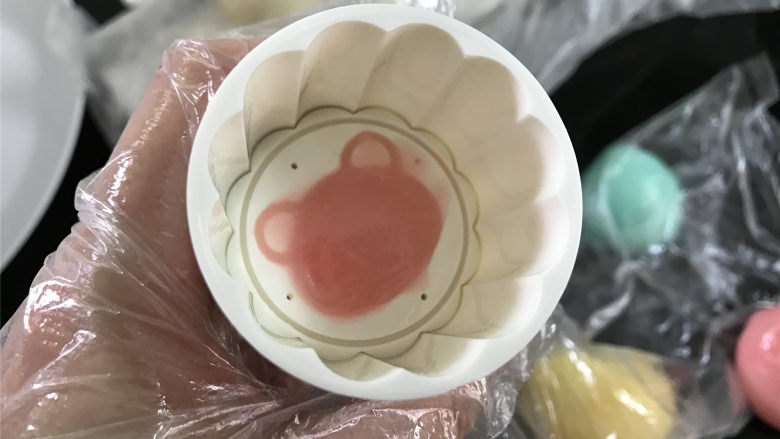 冰皮月饼,把喜欢的花片配上颜色按平,放入模具中,卡住。