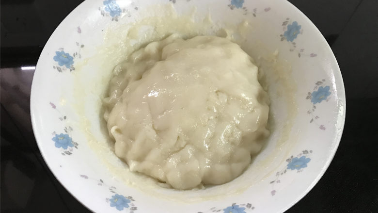 冰皮月饼,蒸大约20-30分钟,面糊呈透明状后拿出稍微晾凉后揉成面团。
