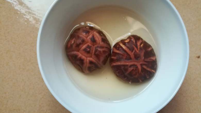 竹笋焖腊肉,冬菇有时间就提前用冷水泡,热水泡的话不要泡太久,不然口感会变差