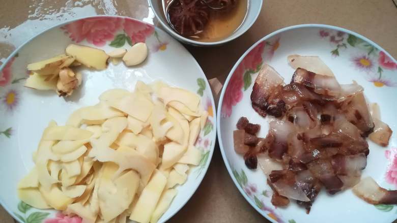 竹笋焖腊肉,这样材料就全部准备好,可以开始做菜了