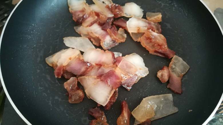 竹笋焖腊肉,锅子稍微烧热,直接放入腊肉