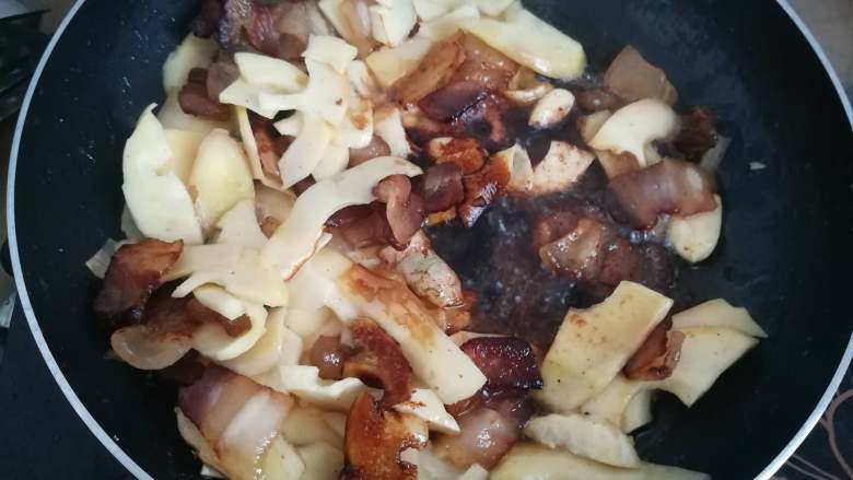 竹笋焖腊肉,翻炒1分钟左右,加入盐、生抽、老抽,进行调味上色