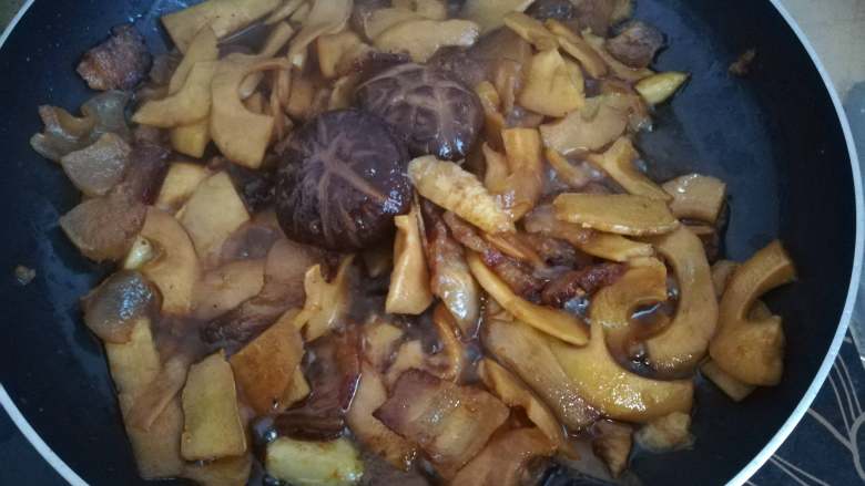 竹笋焖腊肉,加入一小勺的醋从锅边淋入,大火翻炒几下