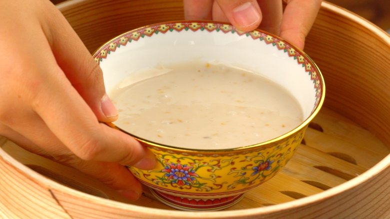 如懿传藕粉桂糖糕,蒸锅加水烧沸,放入糖糕糊