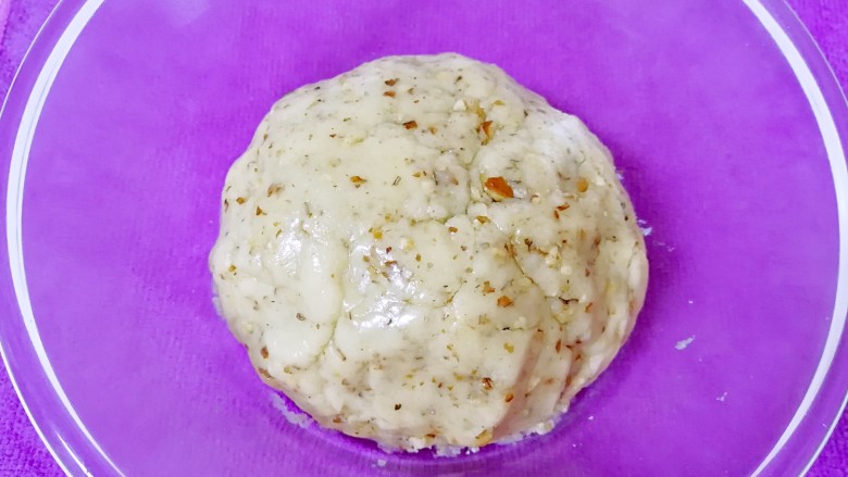 迷你核桃酥, 用手拌成团(最好戴上一次性手套,很油的)。