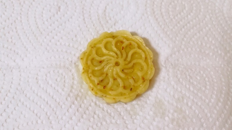 迷你核桃酥,下面垫一张厨房用纸(方便脱模),用劲按一下,完整脱模,一个迷你核桃酥就做好了。
烤箱上下管165度预热。