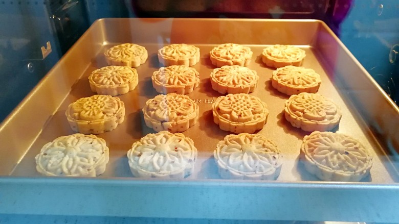 迷你核桃酥,放入预热好的烤箱,上下管165度烤20分钟(具体温度可以根据自己家的烤箱调整),这是烤了10分钟的核桃酥,已经有点上色了。