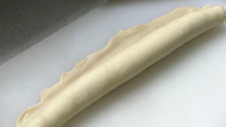 鲜肉月饼,从边上一点一点的卷起,卷成图片上的样子;