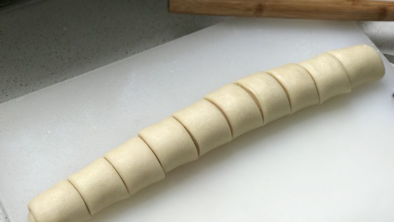 鲜肉月饼,均匀的切成10个小面剂子;