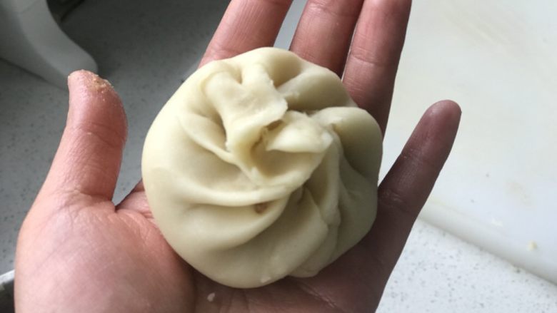 鲜肉月饼,包成包子状,或是用自己的方法包裹住肉馅即可;