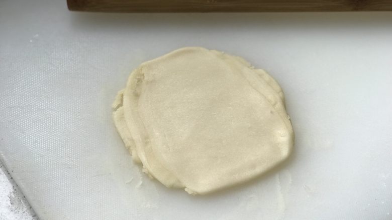 鲜肉月饼,把面剂子擀成皮;