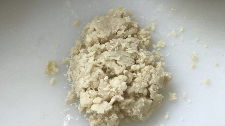 鲜肉月饼,倒在砧板上准备揉团;