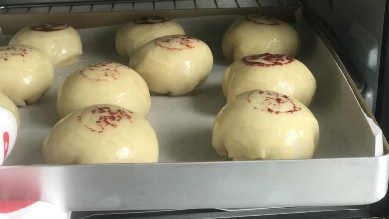 鲜肉月饼,烤箱预热10分钟,将摆好月饼的烤盘放入中层,上下火,180℃烤30分钟;(这盘月饼上的印章就是用红曲粉盖的,颜色暗红,不清晰。之后我又烤了一炉用液体色素盖章的月饼,然而还是不怎么好看。)