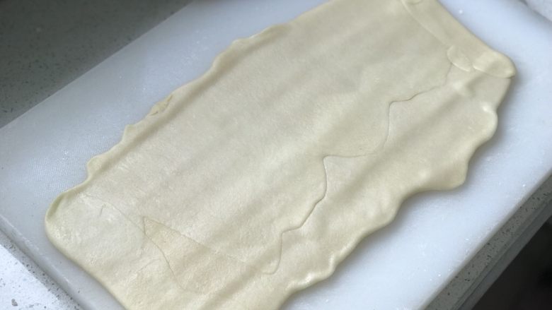 鲜肉月饼,再用擀面杖擀开;