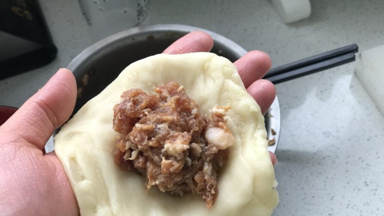 鲜肉月饼,放入适量的肉馅;