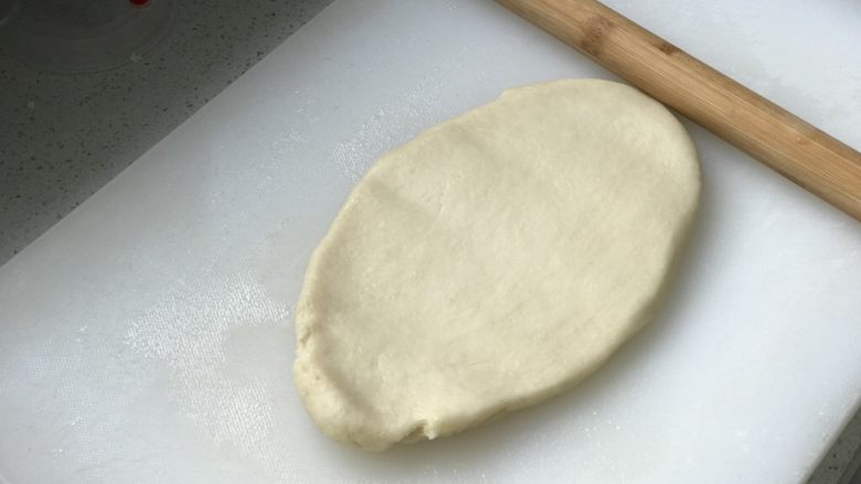 鲜肉月饼,40分钟到了,先把低筋面粉做的面团,放在砧板上用擀面杖擀开;