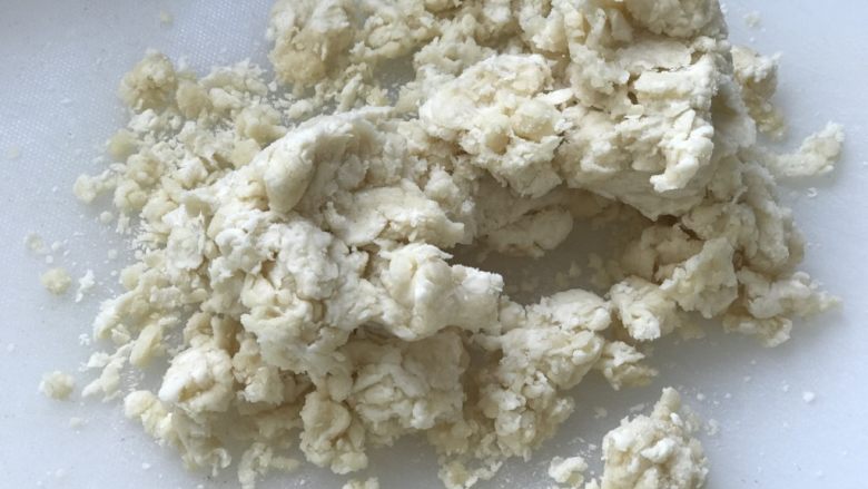 鲜肉月饼,倒在砧板上揉面;