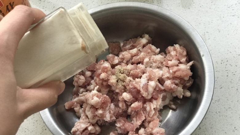 鲜肉月饼,适量白胡椒粉;
