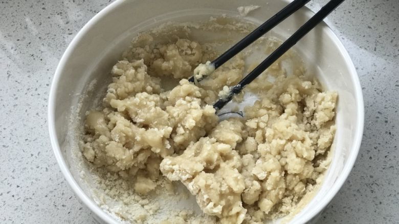 鲜肉月饼,用筷子搅成絮状;