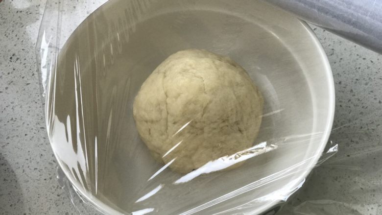 鲜肉月饼,放入碗中,覆盖保鲜膜,醒40分钟;