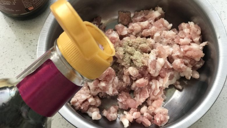 鲜肉月饼,加适量生抽;