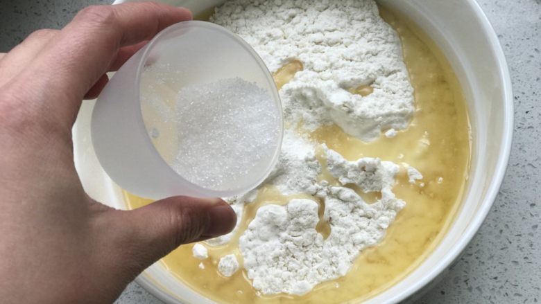 鲜肉月饼,加入12克白砂糖;