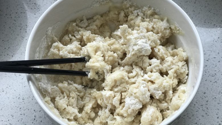 鲜肉月饼,用筷子搅成絮状;