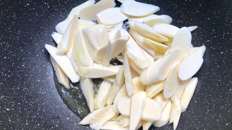 庆元油菜锅,重起油锅,放入少许油烧热,倒入茭白翻炒一下