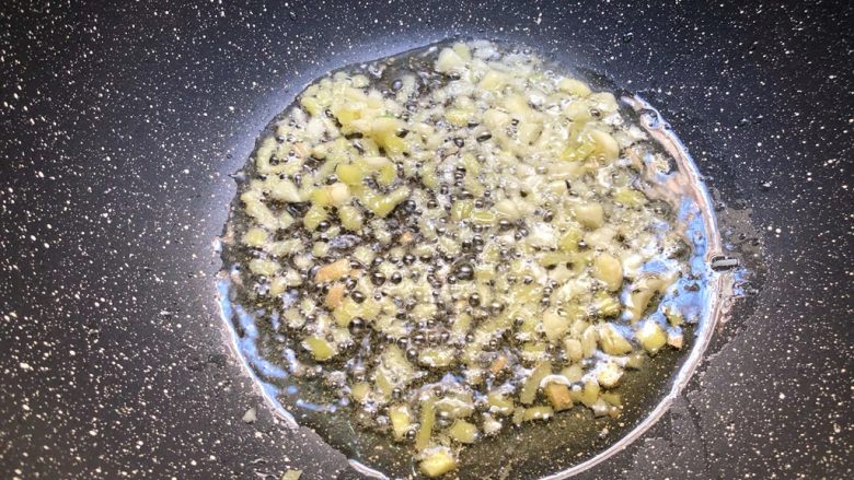 庆元油菜锅,热锅放入少许油,放入姜蒜末炒香