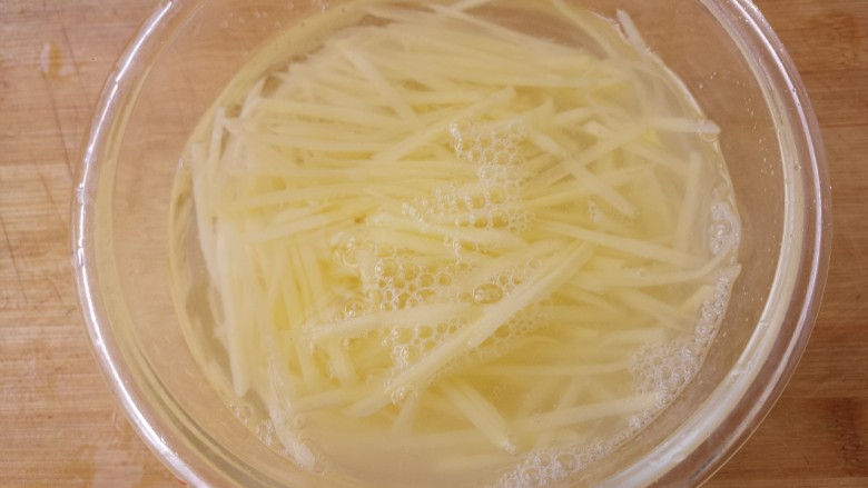 芹菜炒土豆丝,放在水里泡一下,去除土豆中的淀粉。