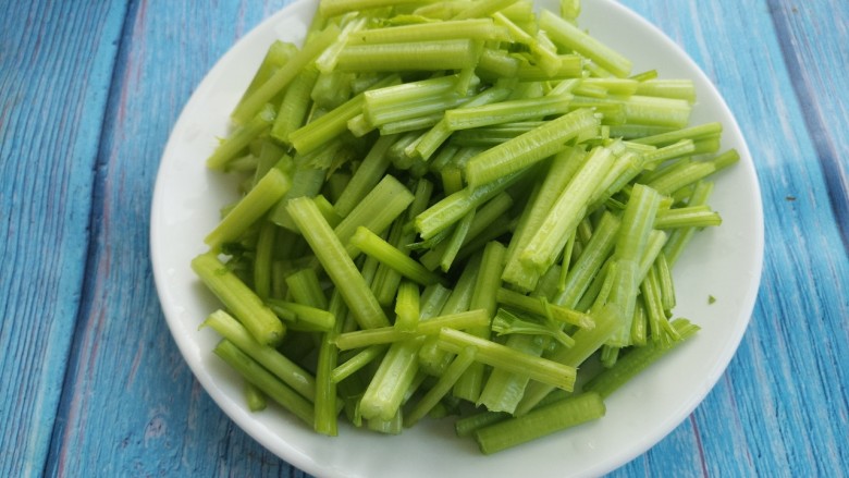 芹菜炒土豆丝,先准备好<a style='color:red;display:inline-block;' href='/shicai/ 125'>芹菜</a>,洗干净切成段。