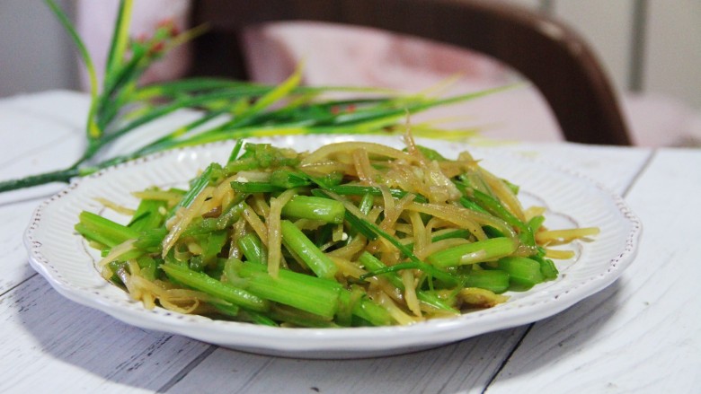 芹菜炒土豆丝,翻炒均匀，出锅装盘。