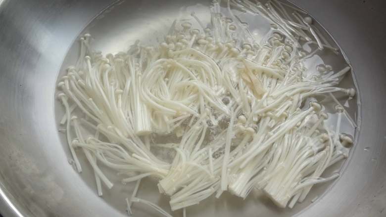 香辣水煮肉片,放入<a style='color:red;display:inline-block;' href='/shicai/ 234'>金针菇</a>烫下就捞出放入碗中,不要烫太久