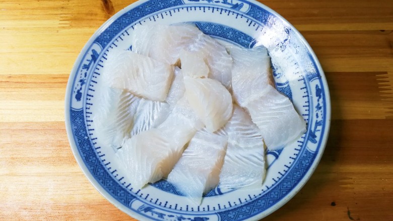 十三香巴沙鱼,
盘子放入巴沙鱼柳