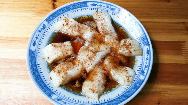 十三香巴沙鱼,出锅夹去姜丝姜片,淋入一勺<a style='color:red;display:inline-block;' href='/shicai/ 788'>生抽</a>