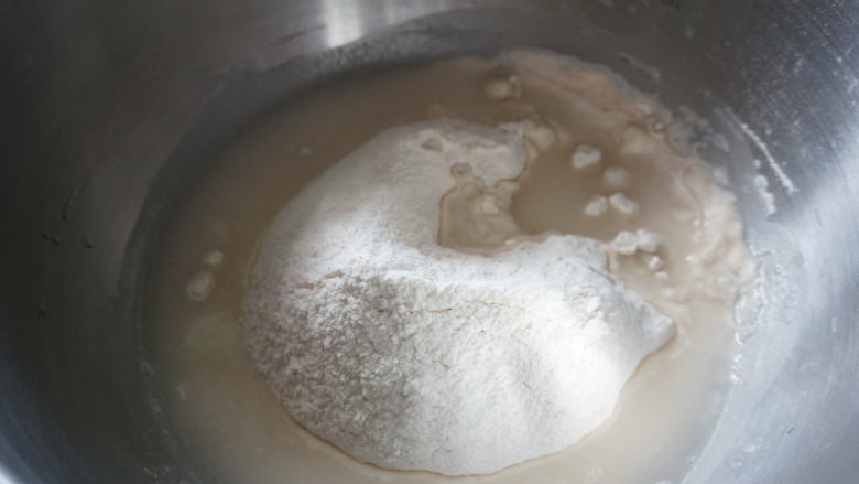 咖喱洋葱鸡肉糯米烧麦,这时候我们来做烧麦皮,粉类混合加入水
