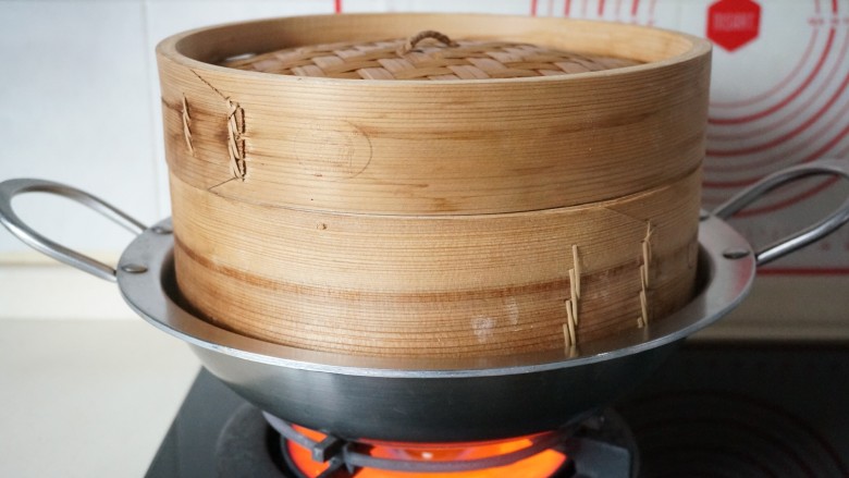 咖喱洋葱鸡肉糯米烧麦,水开后,大火蒸10分钟后关火,等2分钟在开盖(我是一笼做完先蒸,分两次蒸的)