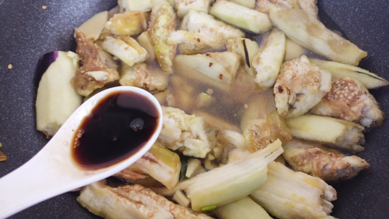 东北炖菜~茄子炖土豆,一勺<a style='color:red;display:inline-block;' href='/shicai/ 788'>生抽</a>,盖盖子炖20分钟。